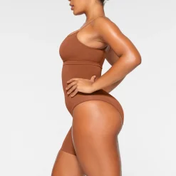 SEAMLESS SCULPT SOLUTION SHORT LEFT LEG EXPOSED |-Skims Hot