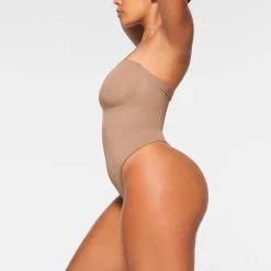 SEAMLESS SCULPT STRAPLESS THONG BODYSUIT |-Skims Best